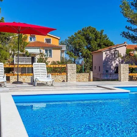 Mit Pool: Strandnahe Oase Mit Grillplatz * Liznjan
