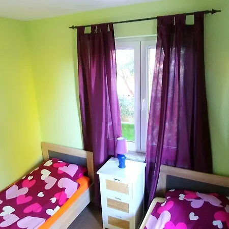 Mit Grossem Pool Nur 500 Meter Bis Zum Kieselstrand Mit Klima, Wlan, Terrasse, Grillplatz * Ližnjan