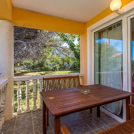 Mit Grossem Pool Nur 500 Meter Bis Zum Kieselstrand Mit Klima, Wlan, Terrasse, Grillplatz * Ližnjan