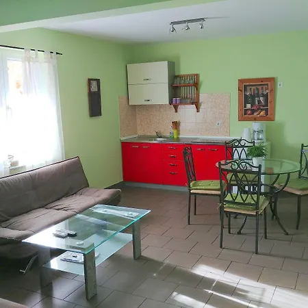Mit Grossem Pool Nur 500 Meter Bis Zum Kieselstrand Mit Klima, Wlan, Terrasse, Grillplatz Ližnjan